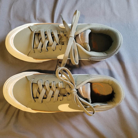 Womens Green and White Sneakers. Nike 7.5 - Picture 2 of 5